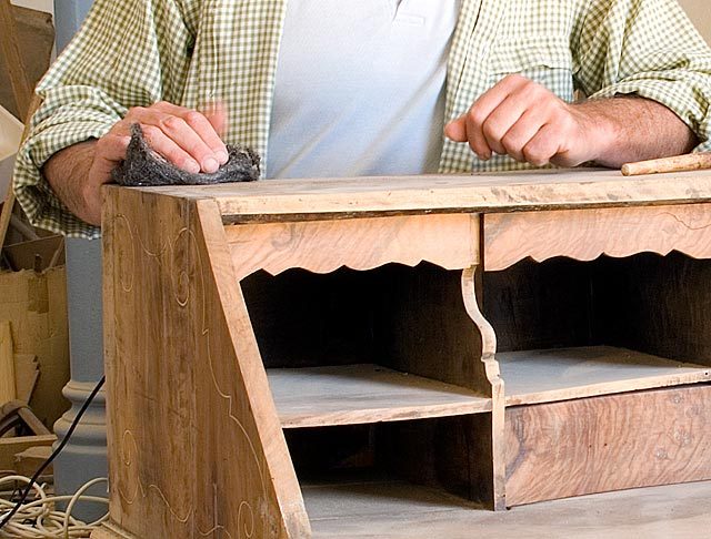 Cómo pintar un mueble de madera con acabado profesional